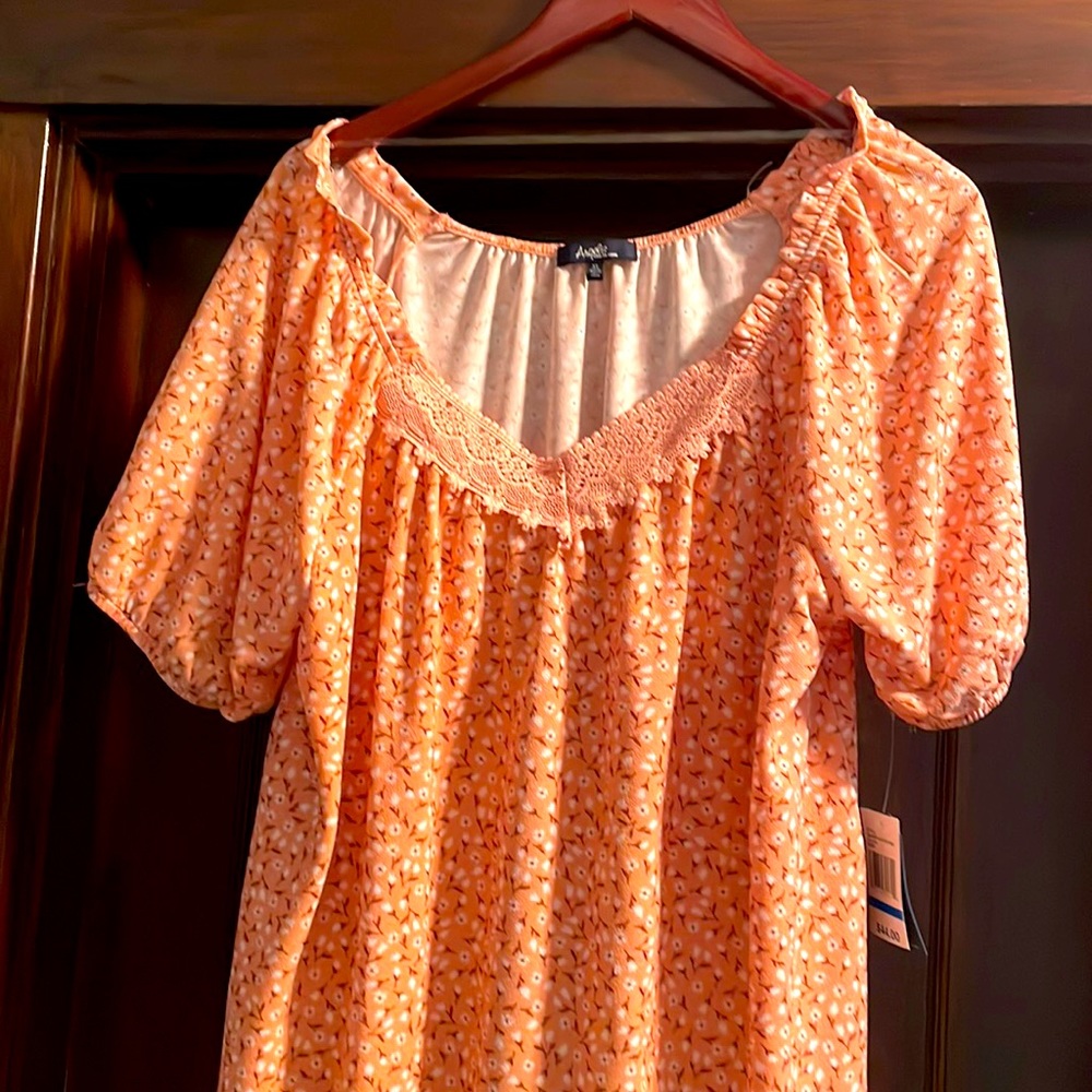 Floral patterned mid-sleeve length shirt. NWT, soft and flowy.